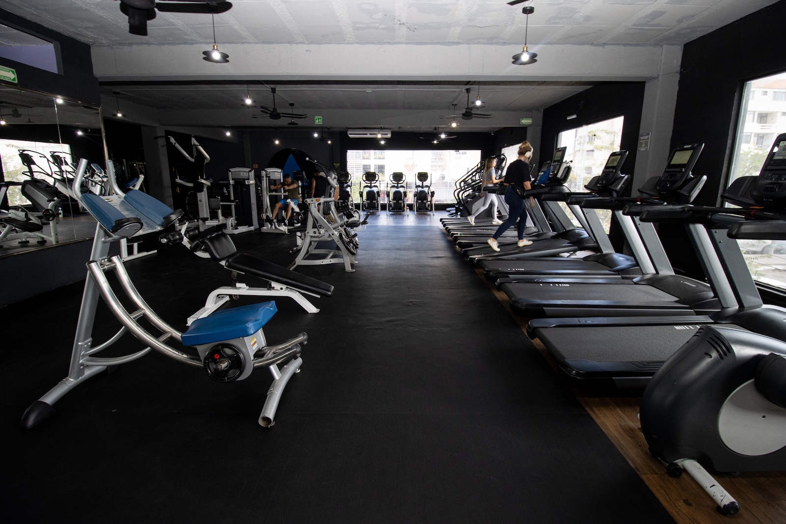 Cardio area at Evolve Gym Nader Cancún