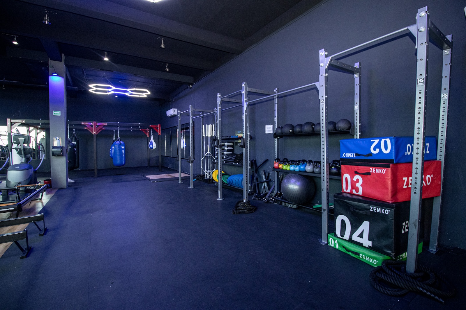 Piso del gimnasio de Evolve Master Plaza
