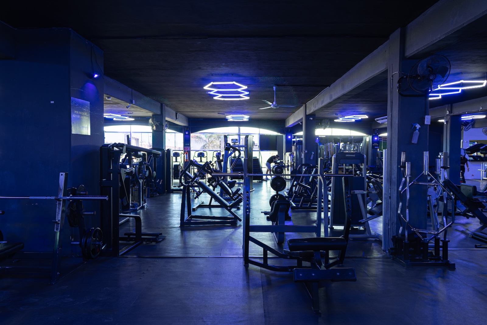 Free weights at Evolve Gym Juárez